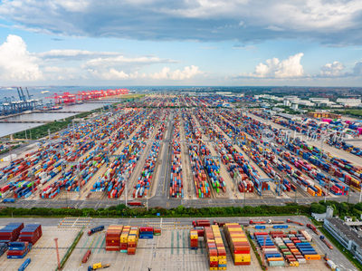 航拍上海集裝箱碼頭進(jìn)出口貿(mào)易港口